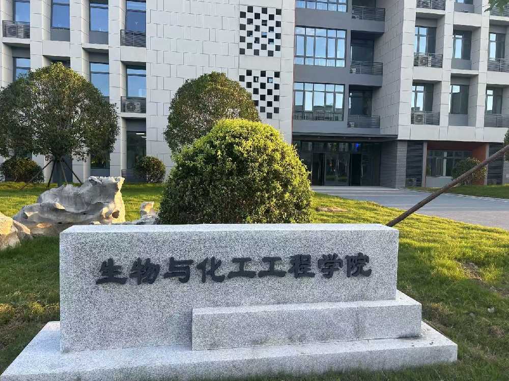 乡城县扬州职业大学体育场高杆灯项目